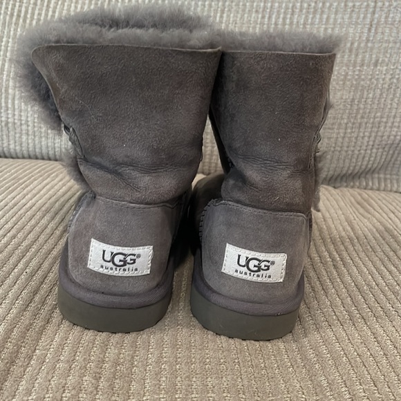 Grey Bailey Button Uggs! - Picture 2 of 2